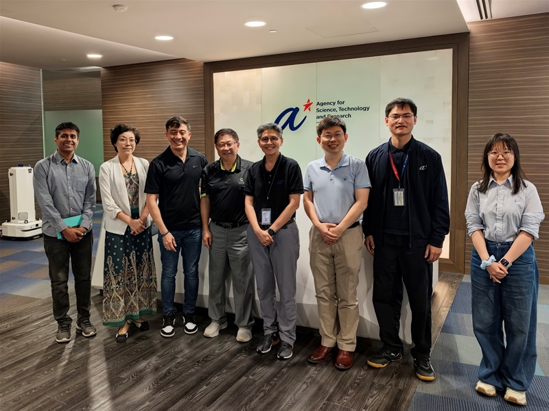 Scholars from Hong Kong and Singapore Explore Frontiers of Semiconductor SiPhotonics and Exchange Insights on Technology Innovation Policies and Talent Development | 香港与新加坡学者共探半导体光学前沿 交流科技创新政策与人才发展经验